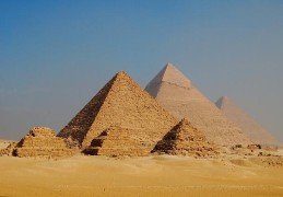 埃及的金字塔是干什么用的，是谁修的