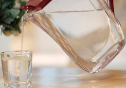 塑料水杯闷了水发臭后还能用吗，怎么快速解决