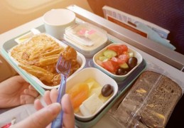 飞机上能带吃的吗比如蛋糕面包等，牛肉干之类的能带吗