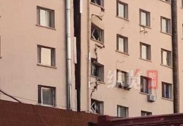 哈尔滨一住宅楼从中间裂开了