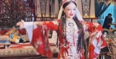 李小璐在新疆即兴跳新疆舞，具体是什么情况？