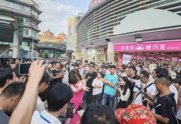 深圳东门直播街致富梦：有人半年涨粉12万，有人月入30元